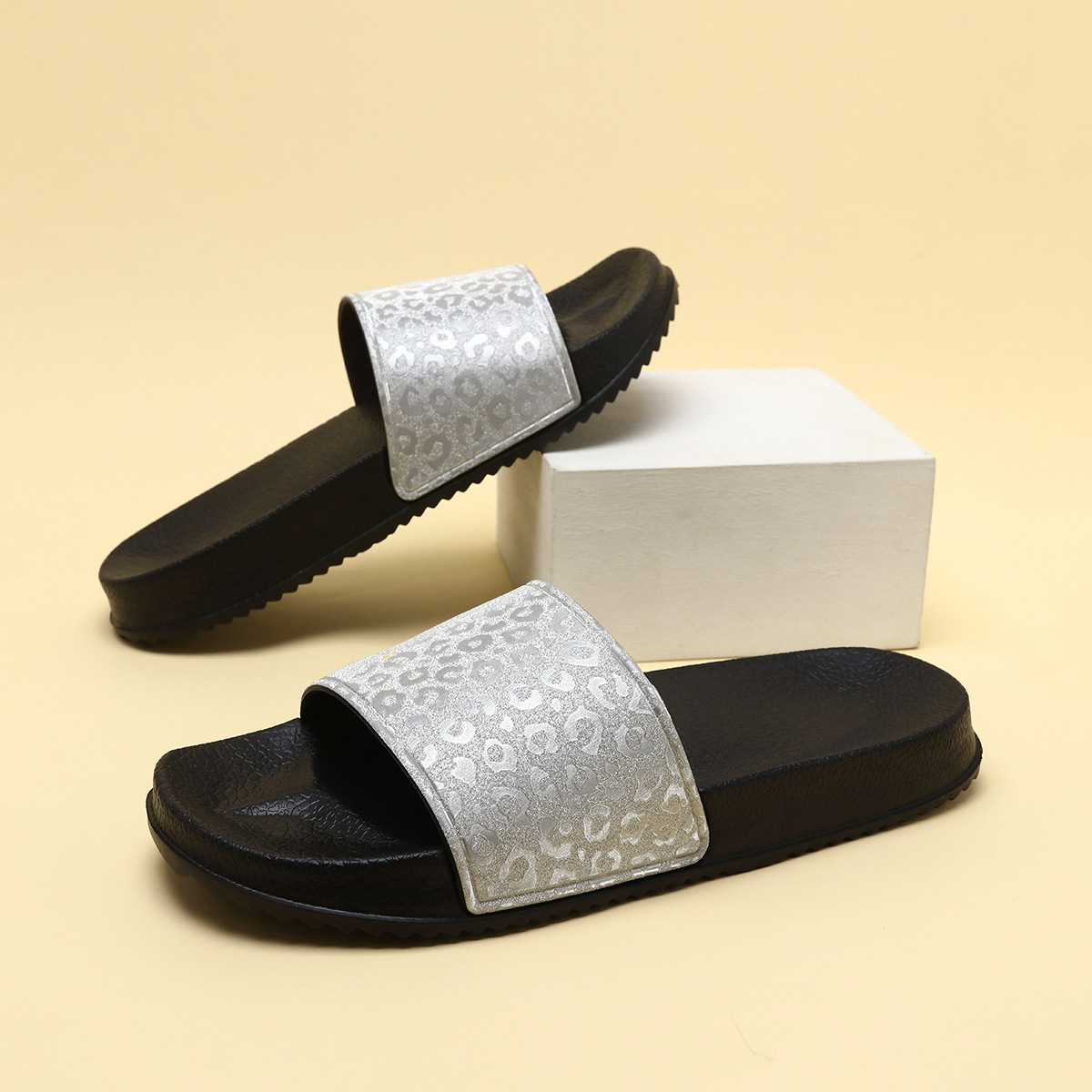 Damen-Slipper mit Leopardenmuster 2