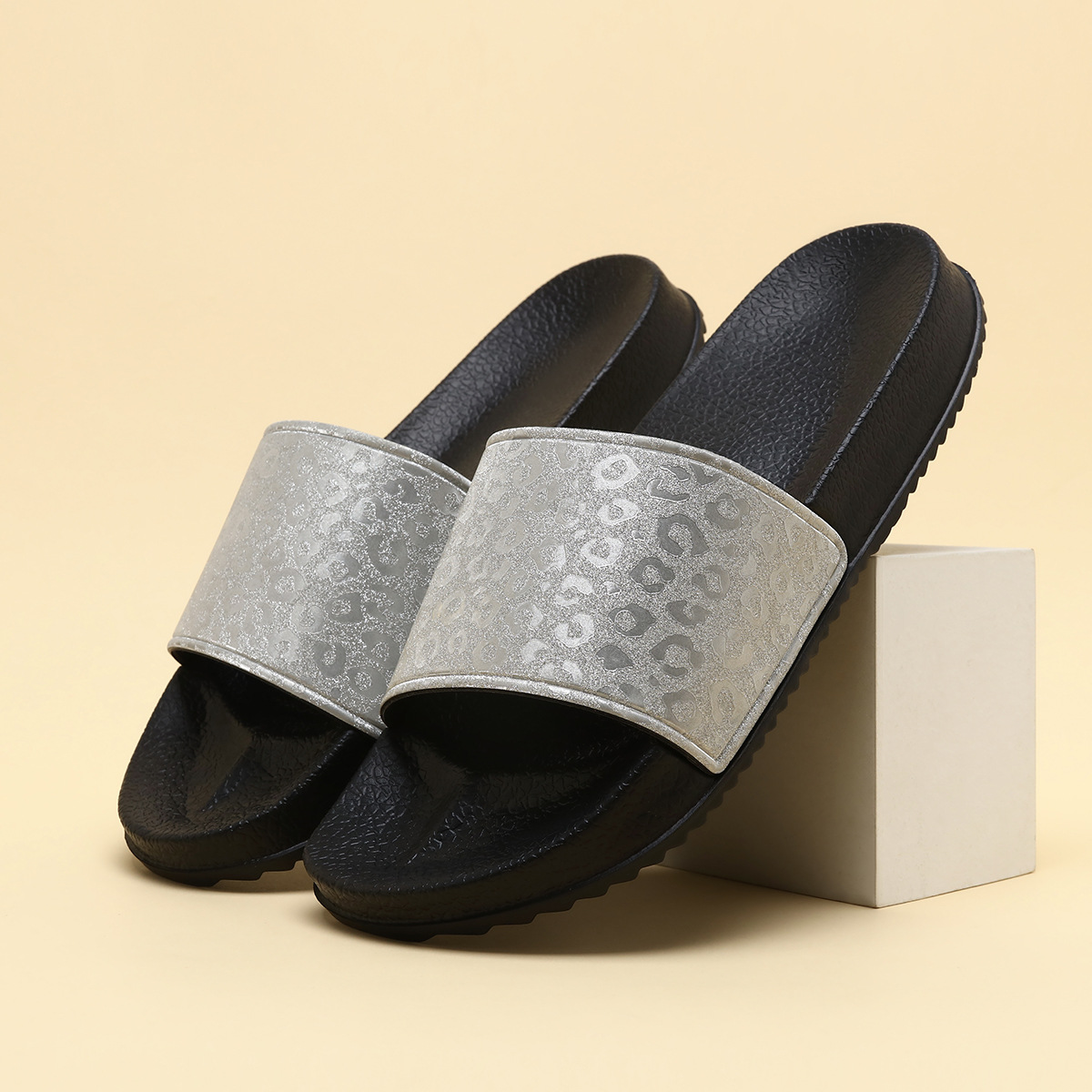 Damen-Slipper mit Leopardenmuster 6