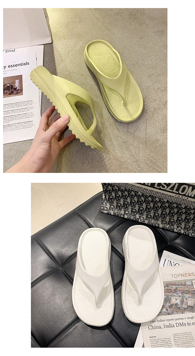 Dames teenslippers met platformzool en gestructureerd voetbed.