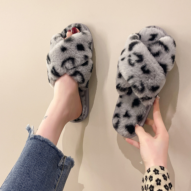 Pantofole da donna morbide con stampa leopardata e cinturino incrociato 4
