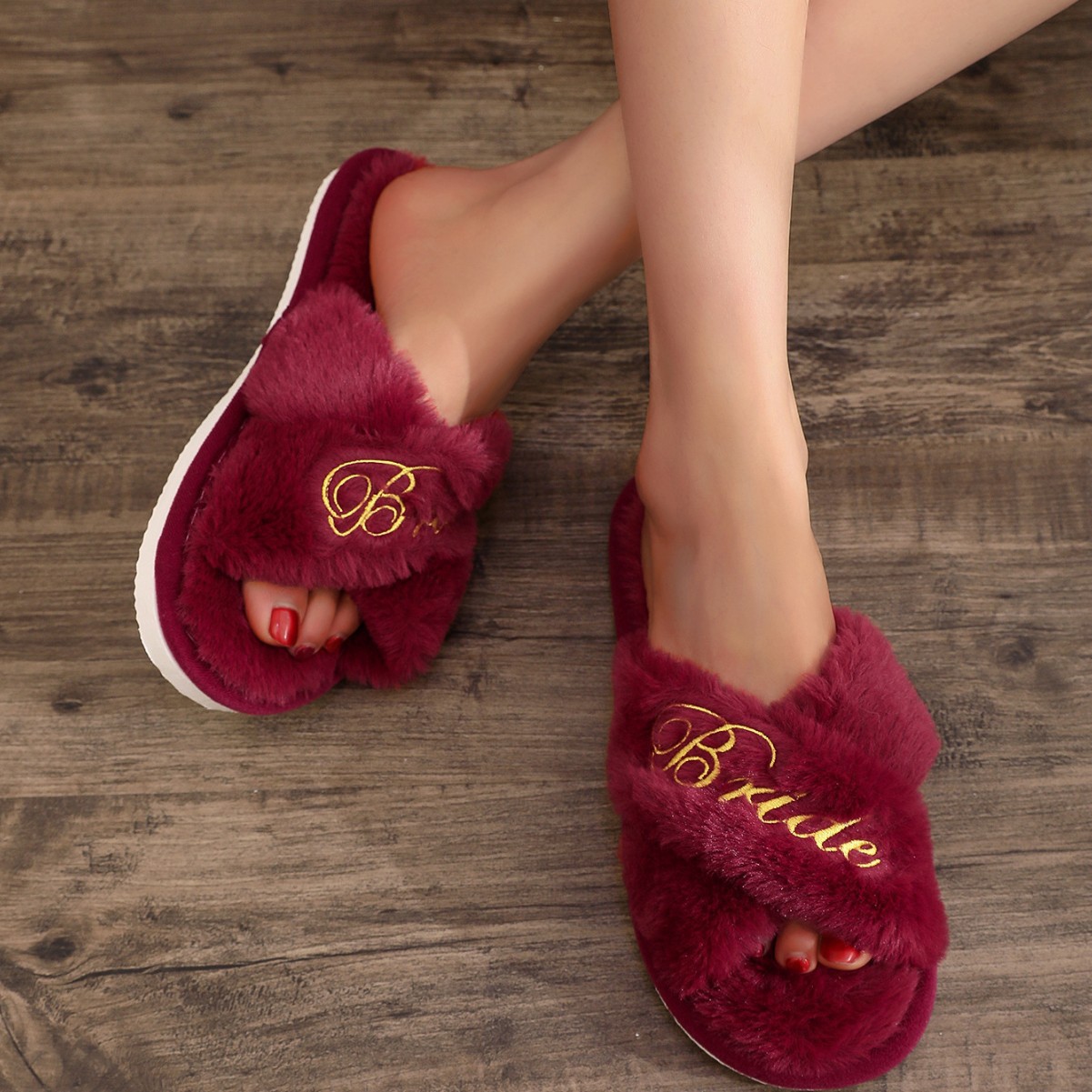Pantofole da donna in peluche con cinturini incrociati e ricamo "Sposa" 5