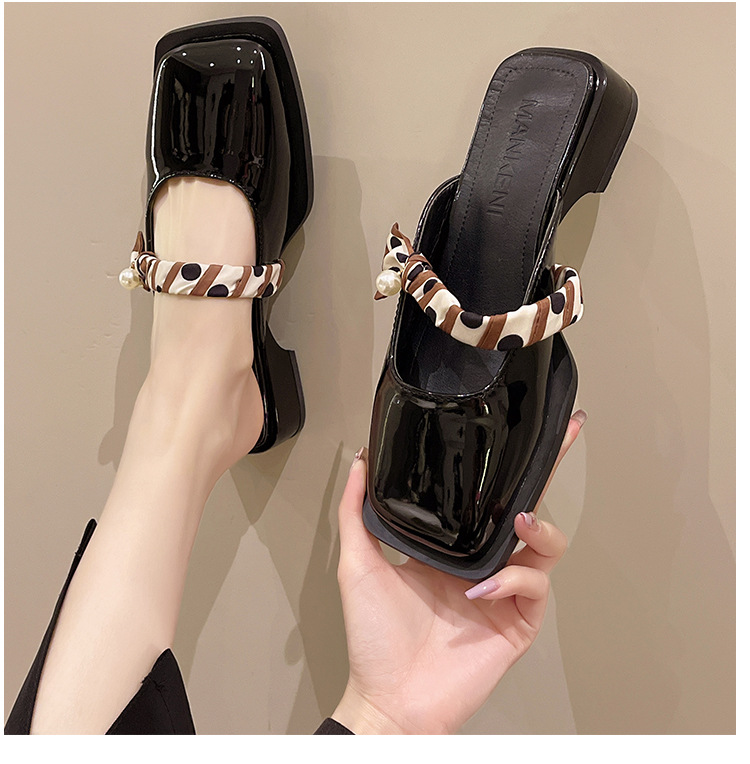 Mules de charol con punta cuadrada para mujer con cinta de lunares