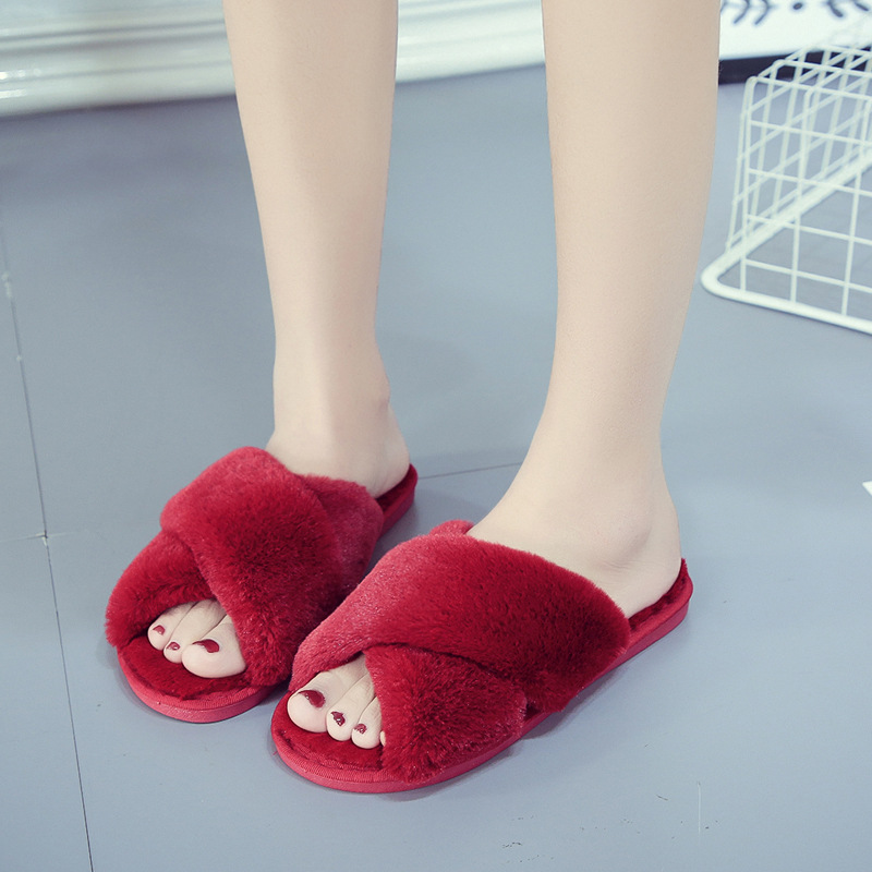 Pantoufles d'intérieur pour femmes, à brides croisées en fausse fourrure, bout ouvert et peluche. 4