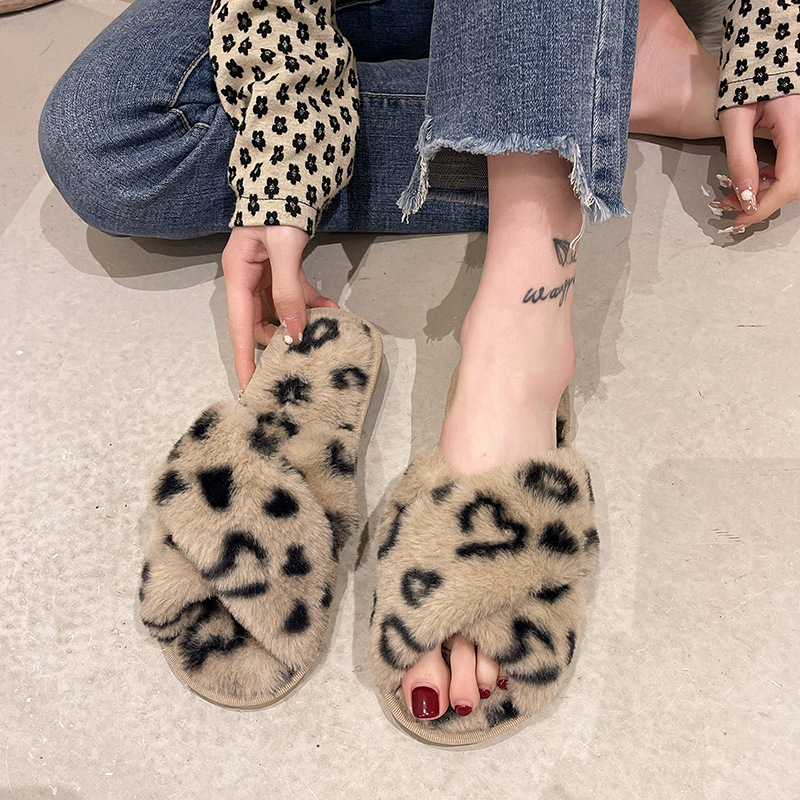 Pantofole da donna morbide con stampa leopardata e cinturino incrociato 3
