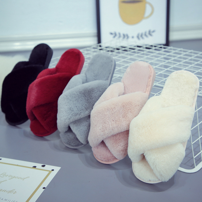 Pantoufles d'intérieur pour femmes, à brides croisées en fausse fourrure, bout ouvert et peluche. 6