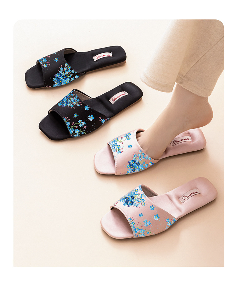 Elegante flache Damenpantoffeln mit Blumenmuster