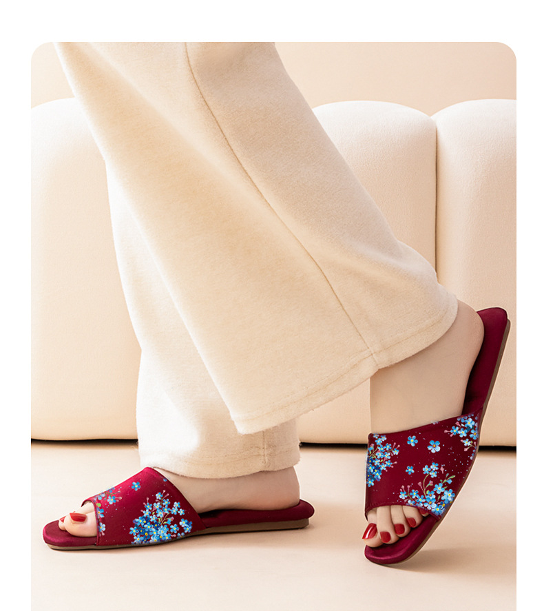 Elegante flache Damenpantoffeln mit Blumenmuster