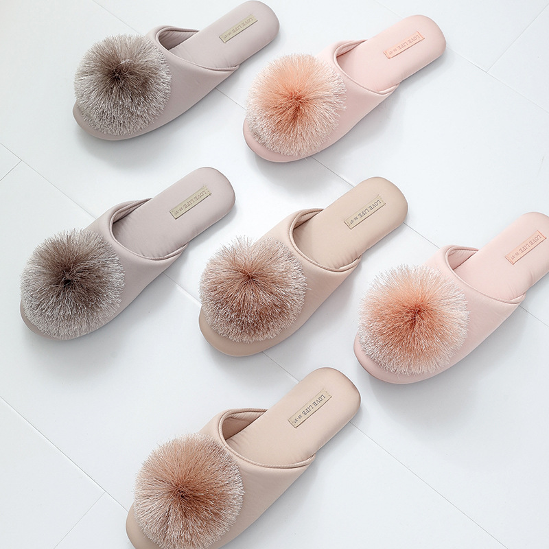 Pantofole eleganti da donna in raso con pompon soffice