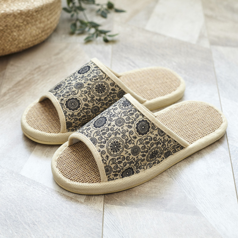 Pantuflas de lino transpirables con puntera abierta y estampado floral. 4