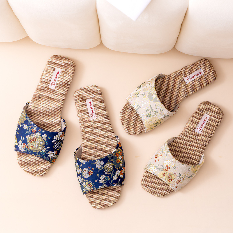Ciabatte da donna vintage con ricami floreali 3