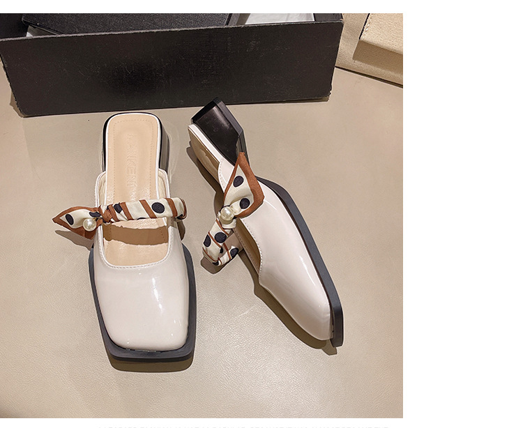 Mules de charol con punta cuadrada para mujer con cinta de lunares
