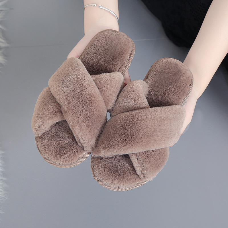 Pantoufles d'intérieur pour femmes, à brides croisées en fausse fourrure, bout ouvert et peluche. 10