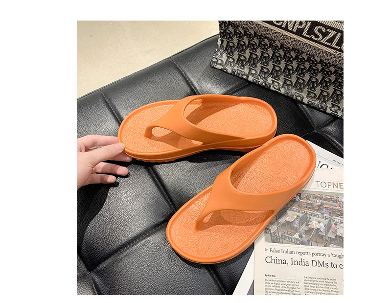 Dames teenslippers met platformzool en gestructureerd voetbed.