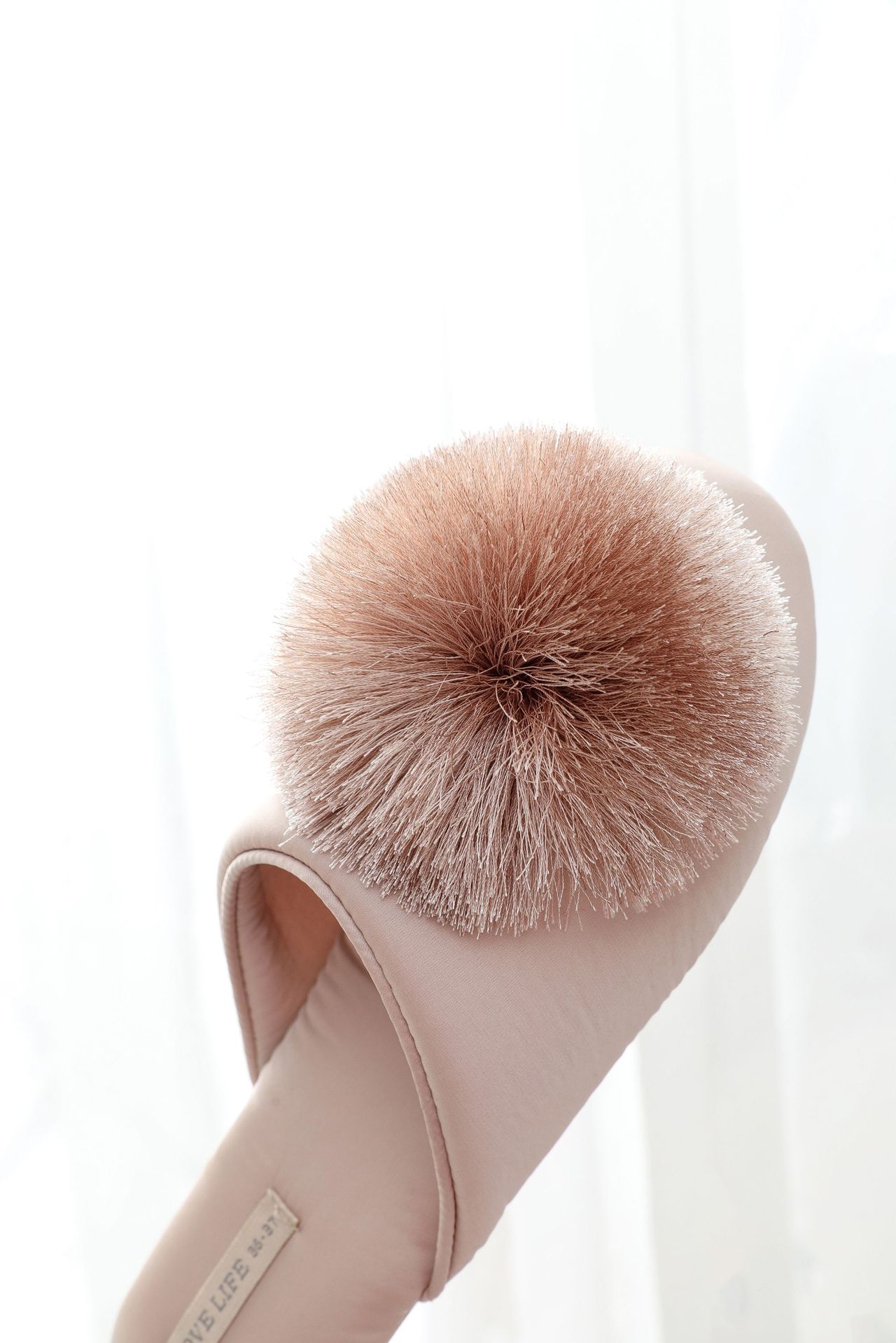 Pantofole eleganti da donna in raso con pompon soffice