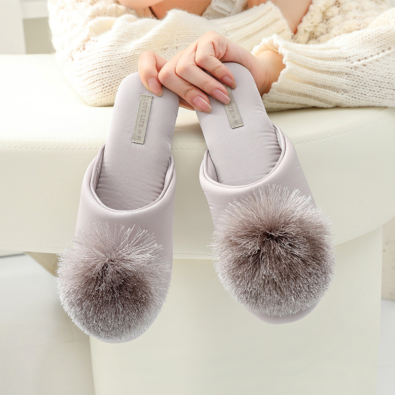 Pantofole eleganti da donna in raso con pompon soffice 3