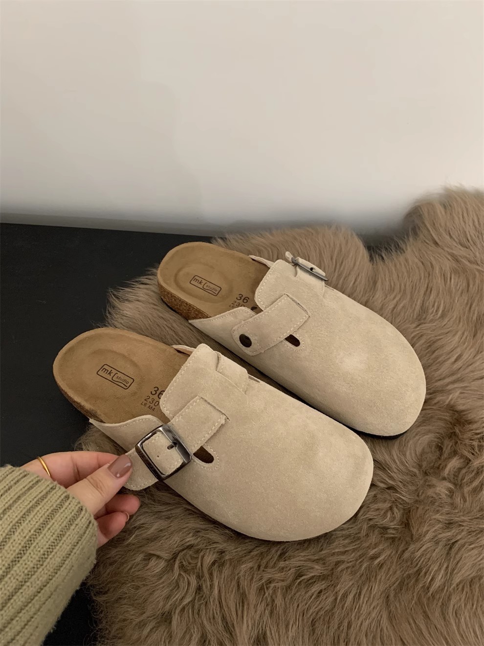 Tamancos femininos em camurça premium - Mules elegantes com fivela ajustável e suporte para o arco do pé, ideais para o uso diário._voghion.com