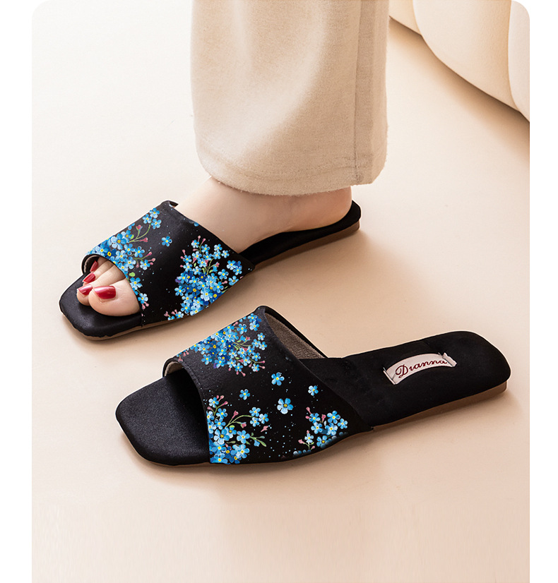 Elegante flache Damenpantoffeln mit Blumenmuster