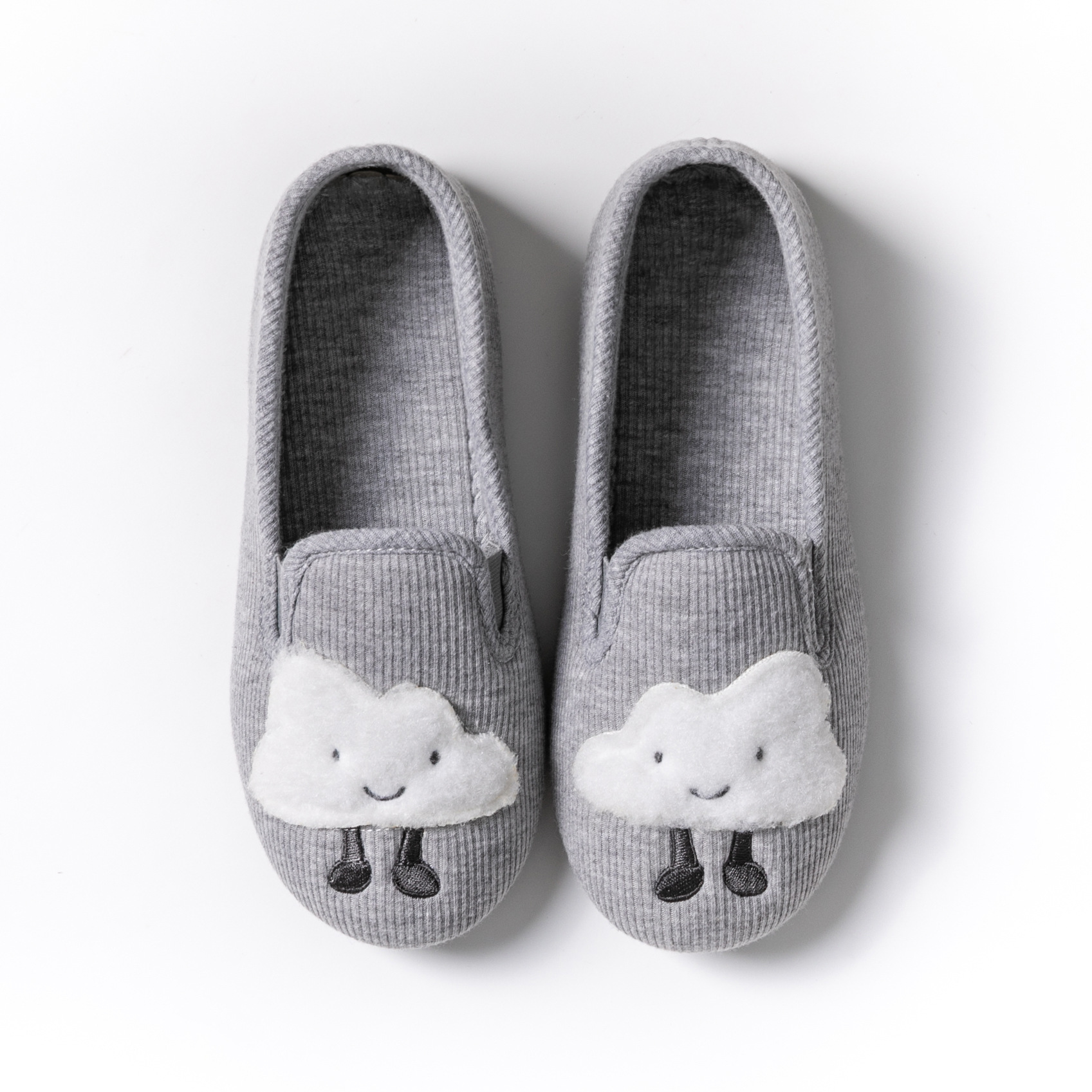 Lindas pantuflas sin cordones con diseño de nube para interiores.