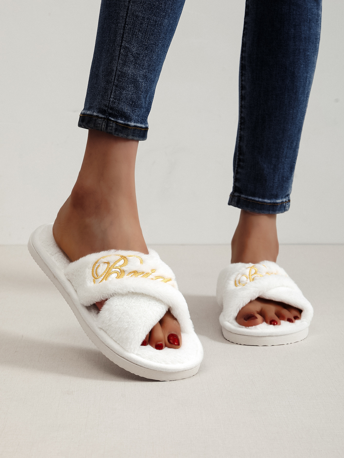 Pantofole da donna in peluche con cinturini incrociati e ricamo "Sposa"