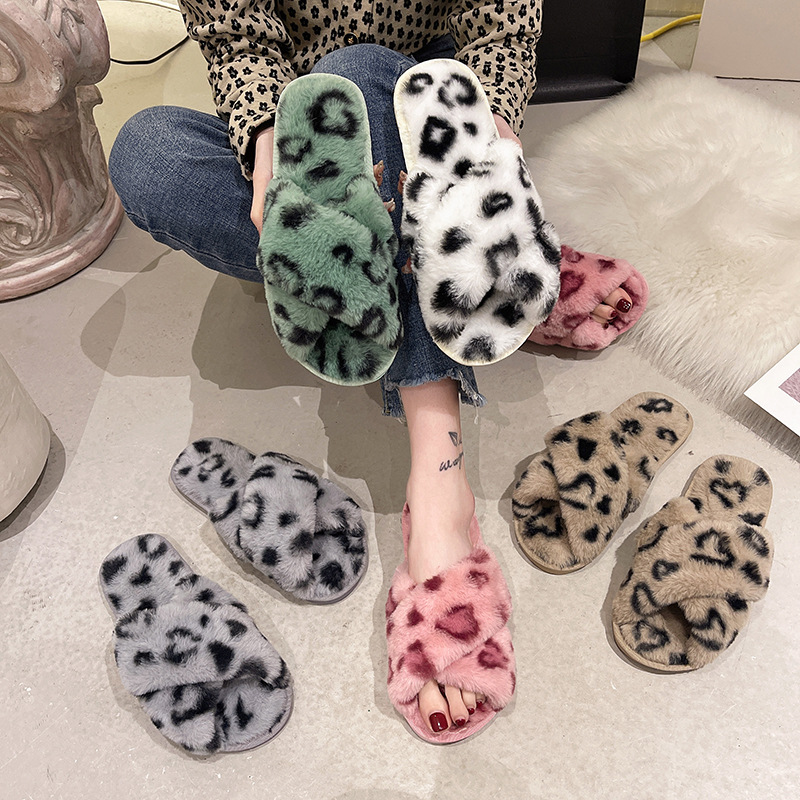 Pantofole da donna morbide con stampa leopardata e cinturino incrociato 5