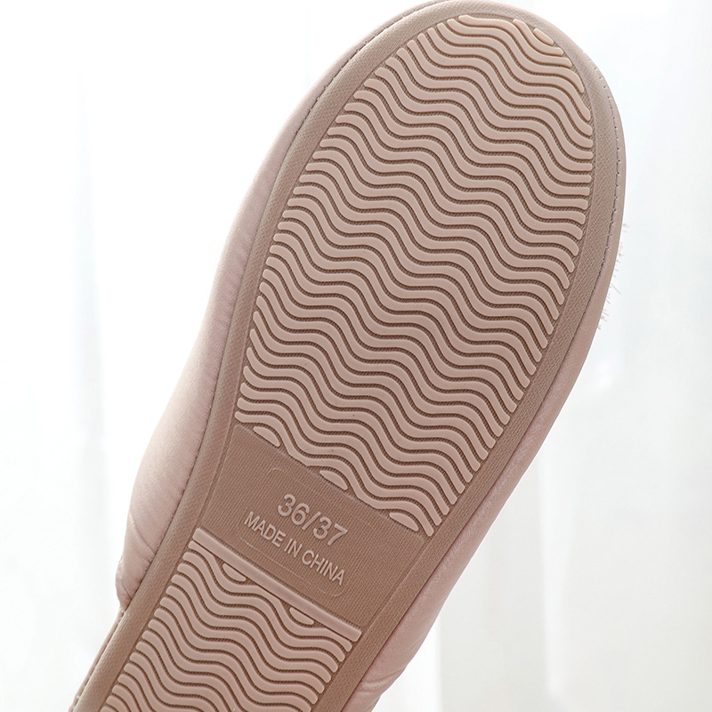Pantofole eleganti da donna in raso con pompon soffice