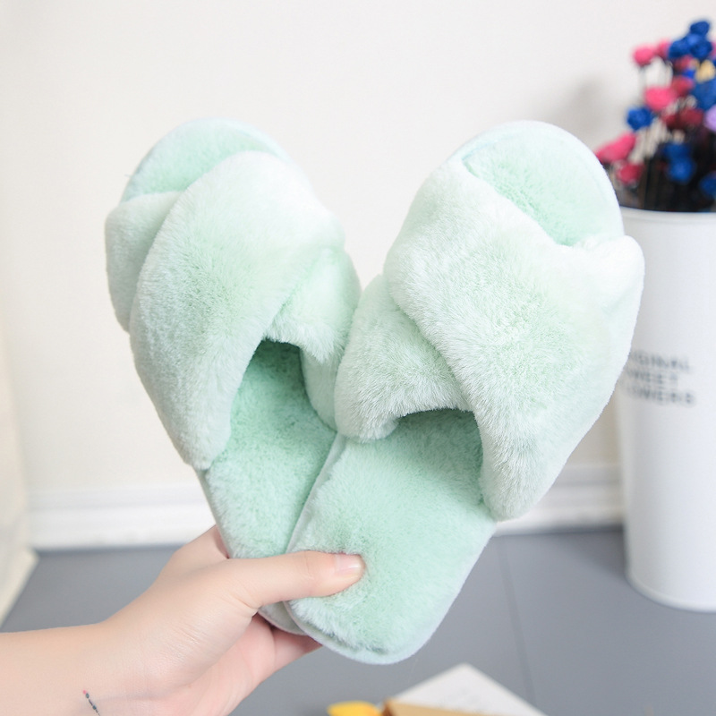 Pantoufles d'intérieur pour femmes, à brides croisées en fausse fourrure, bout ouvert et peluche. 11