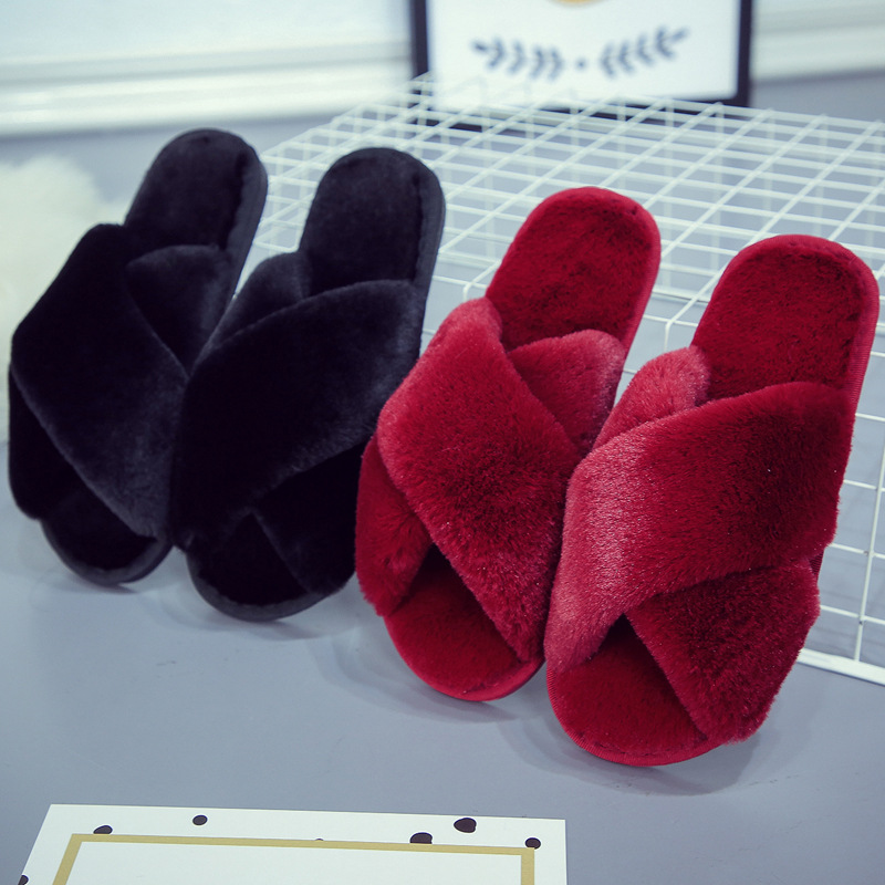 Pantoufles d'intérieur pour femmes, à brides croisées en fausse fourrure, bout ouvert et peluche. 2