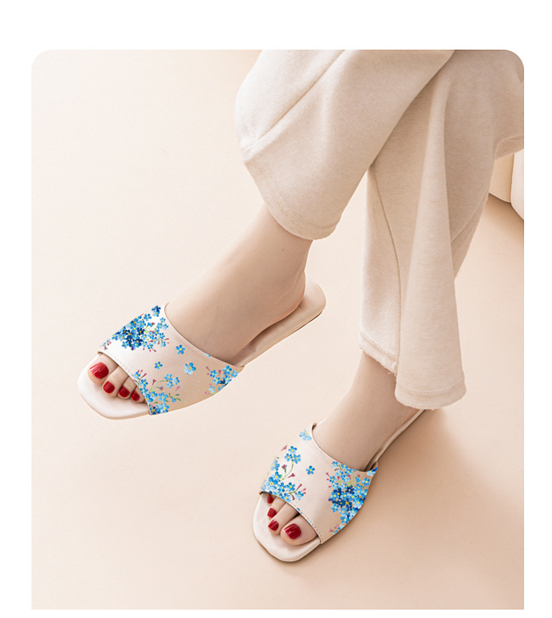 Elegante flache Damenpantoffeln mit Blumenmuster
