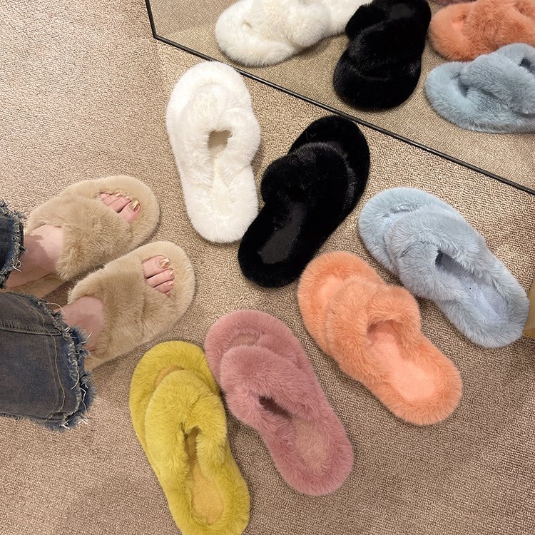 Pantuflas de mujer con tiras cruzadas y suave piel sintética. 4