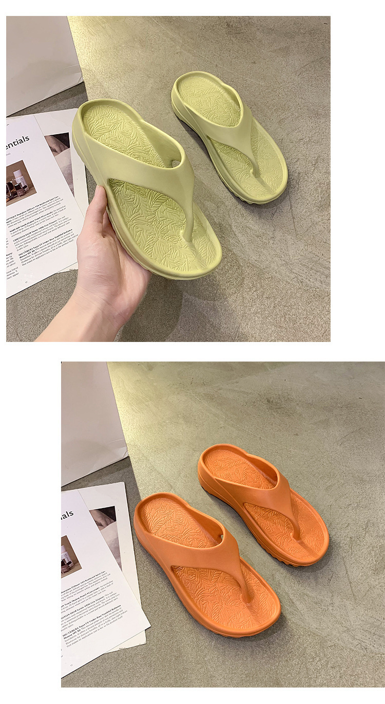 Dames teenslippers met platformzool en gestructureerd voetbed.