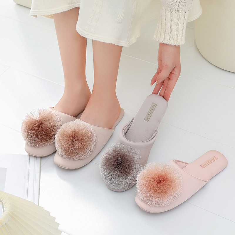Pantofole eleganti da donna in raso con pompon soffice