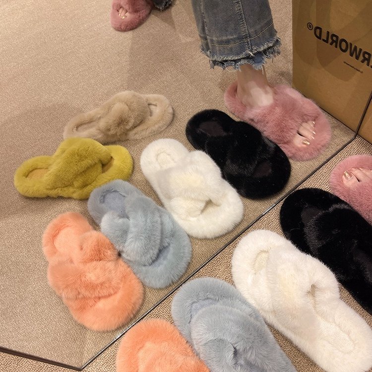 Pantuflas de mujer con tiras cruzadas y suave piel sintética. 3