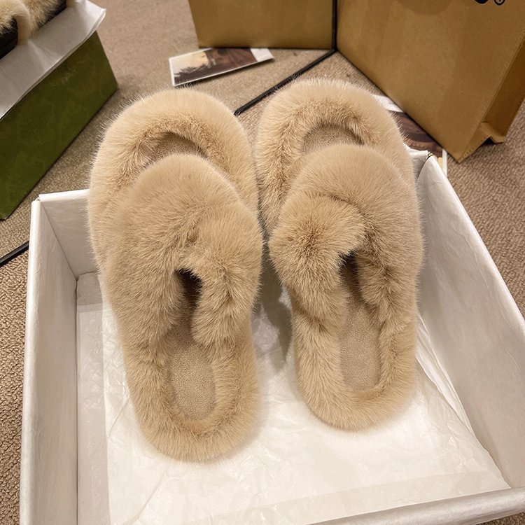 Pantuflas de mujer con tiras cruzadas y suave piel sintética. 10