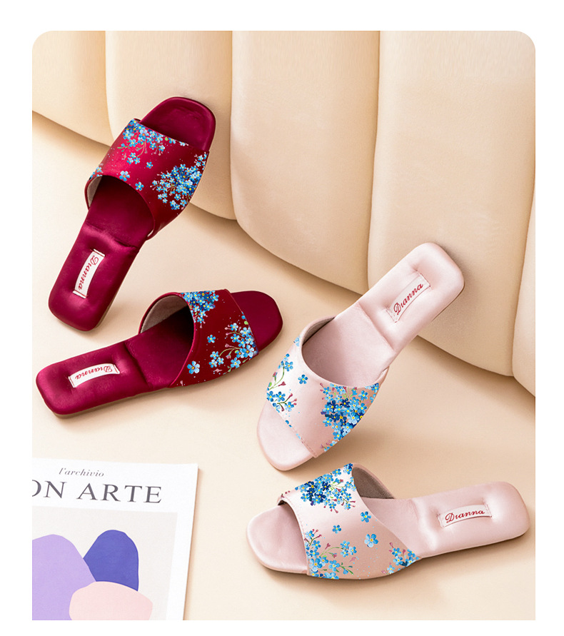 Elegante flache Damenpantoffeln mit Blumenmuster