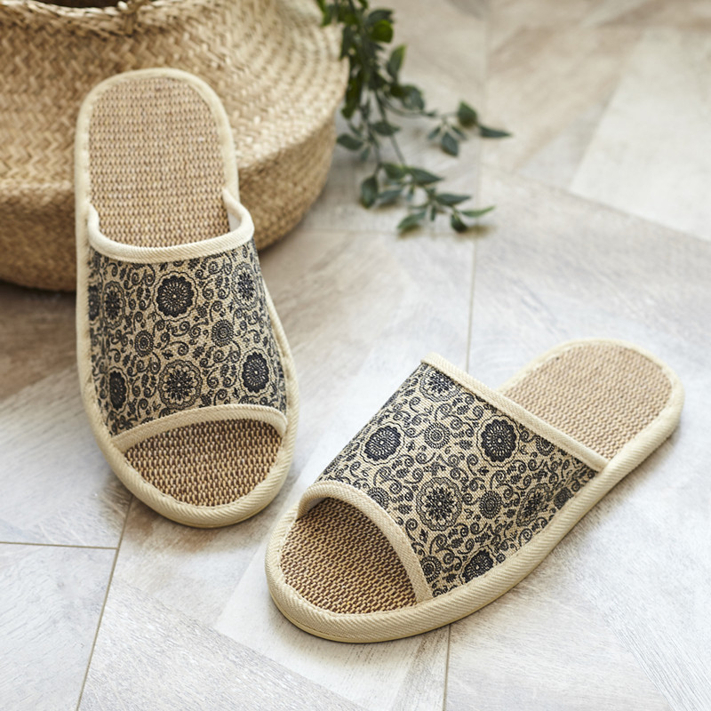 Pantuflas de lino transpirables con puntera abierta y estampado floral. 2