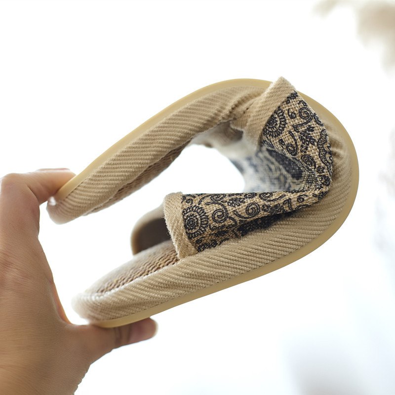 Pantuflas de lino transpirables con puntera abierta y estampado floral. 3