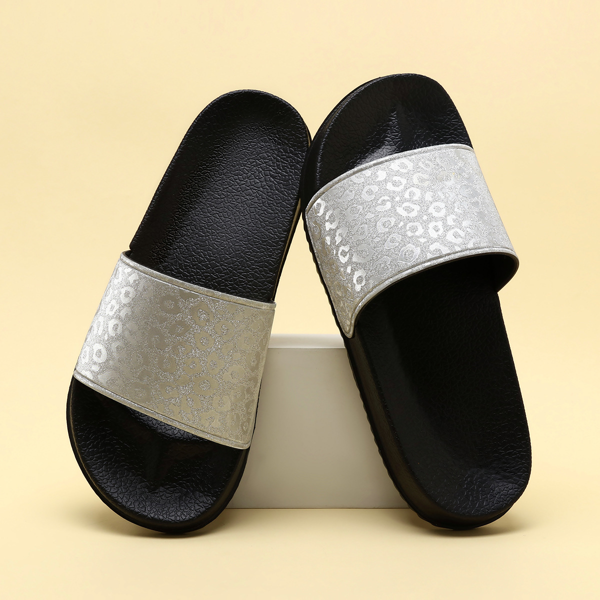 Damen-Slipper mit Leopardenmuster 5