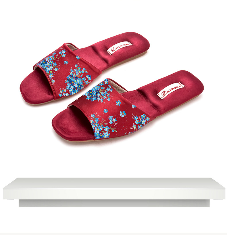 Elegante flache Damenpantoffeln mit Blumenmuster
