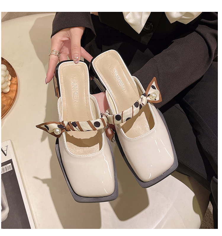 Mules de charol con punta cuadrada para mujer con cinta de lunares