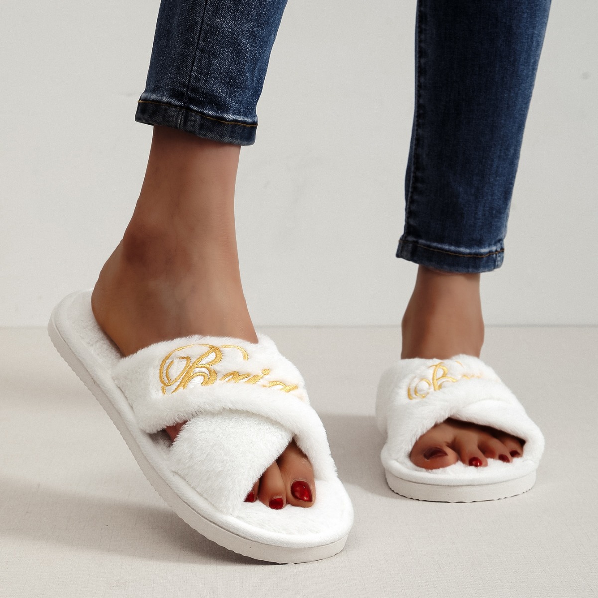 Pantofole da donna in peluche con cinturini incrociati e ricamo "Sposa" 3