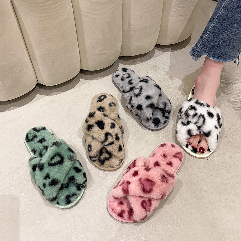 Pantofole da donna morbide con stampa leopardata e cinturino incrociato 2