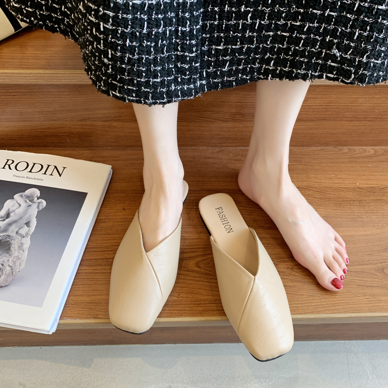 Ciabatte basse minimaliste da donna con punta quadrata 4
